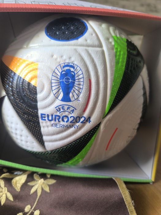 Nowa oryginalna piłka Adidas FussballliebeUEFA 2024