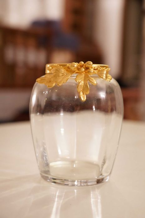 Pote com borda dourada