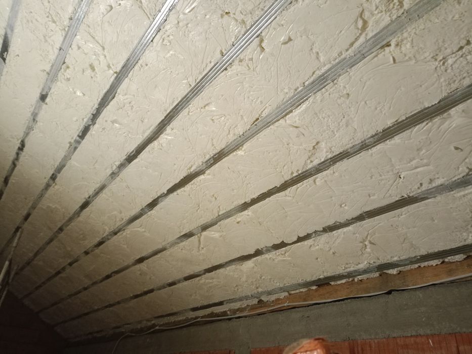 Izolacje natryskowe piana pur ocieplenie poddasza