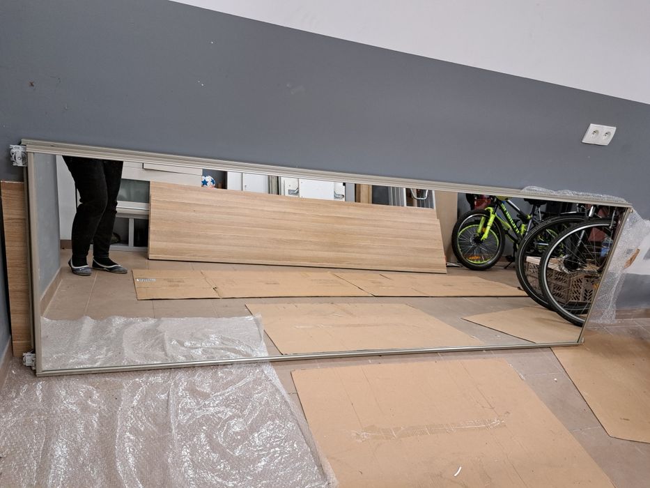 Drzwi szafy przesuwnej wraz z obramowaniem i szynami