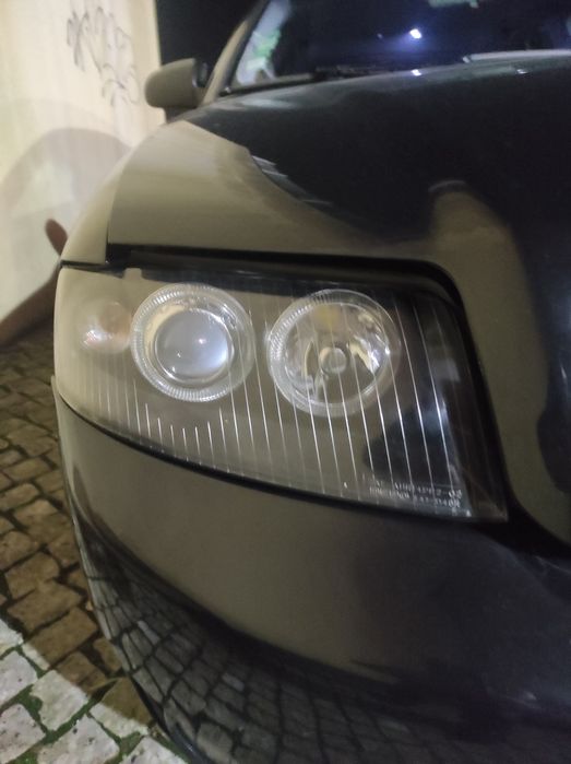Faróis para Audi A4 B6 em bom estado recentemente recuperados.