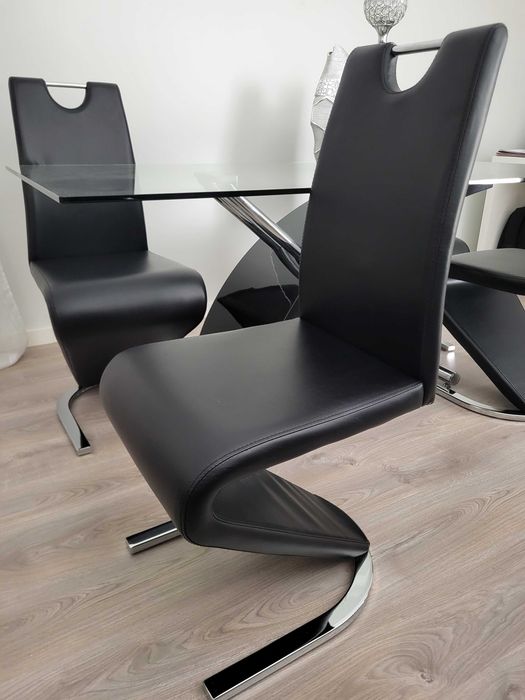 Mesa de sala com cadeiras
