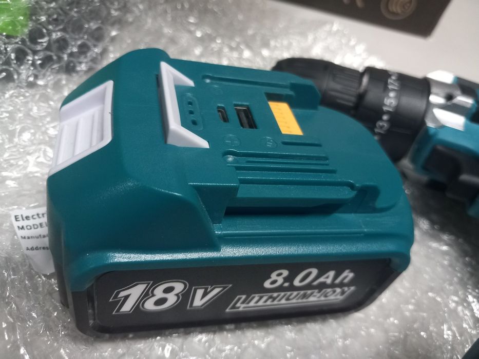 Berbequim novo com uma bateria