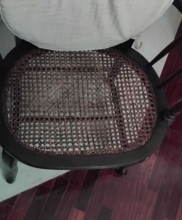 Cadeira de braços antiga de madeira e palhinha