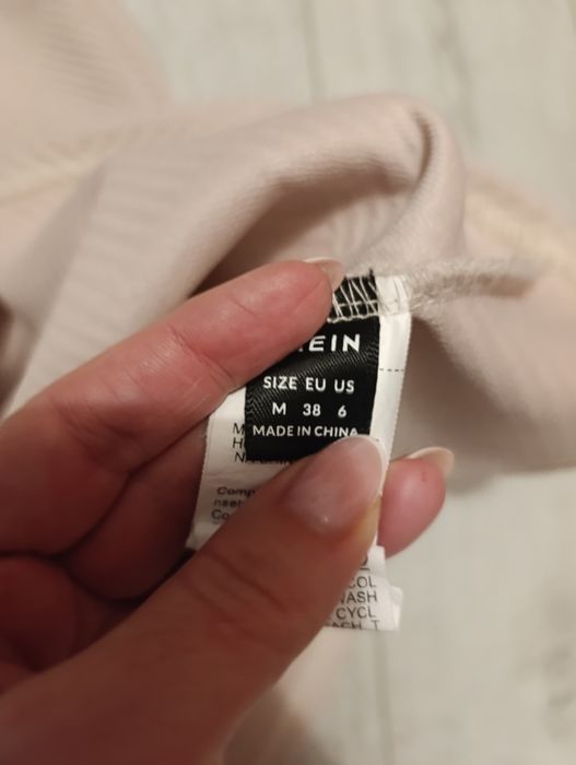 Biała ecru sukienka mini m s tłoczony wzór