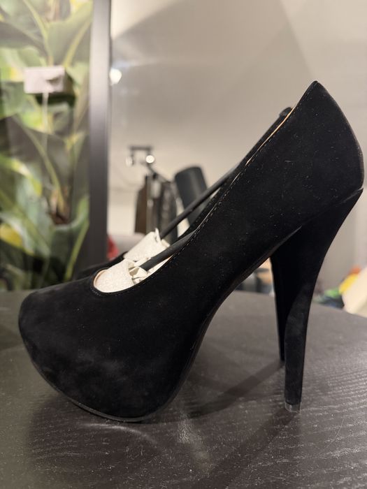 Nowe czarne zamszowe flauszowe szpilki Vices 39 25,4