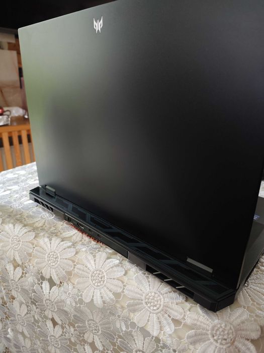 Laptop Acer Predator Helios 18 w stanie bardzo dobrym