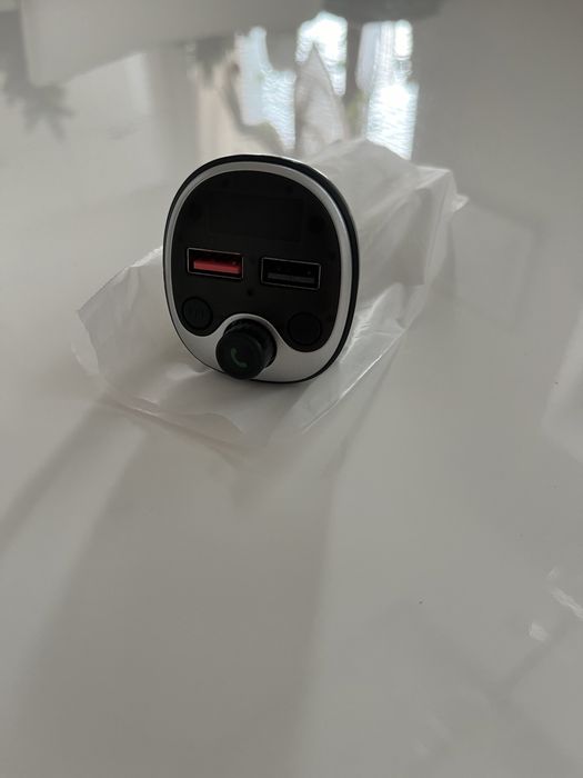 Transmiter FM FT301 Bluetooth w samochodzie