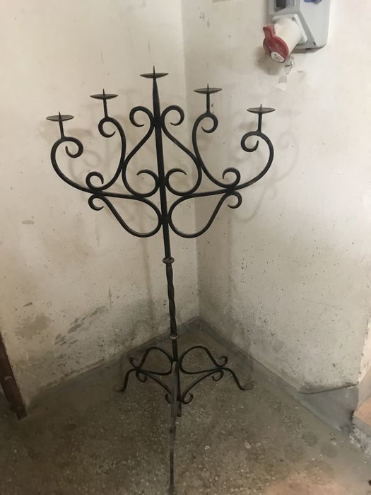 Duży świecznik metalowy