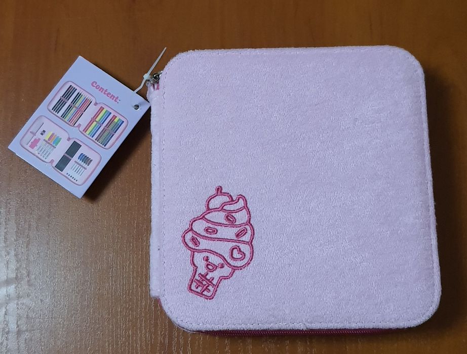 Dwukomorowy, pluszowy piornik z wyposażeniem-różowy