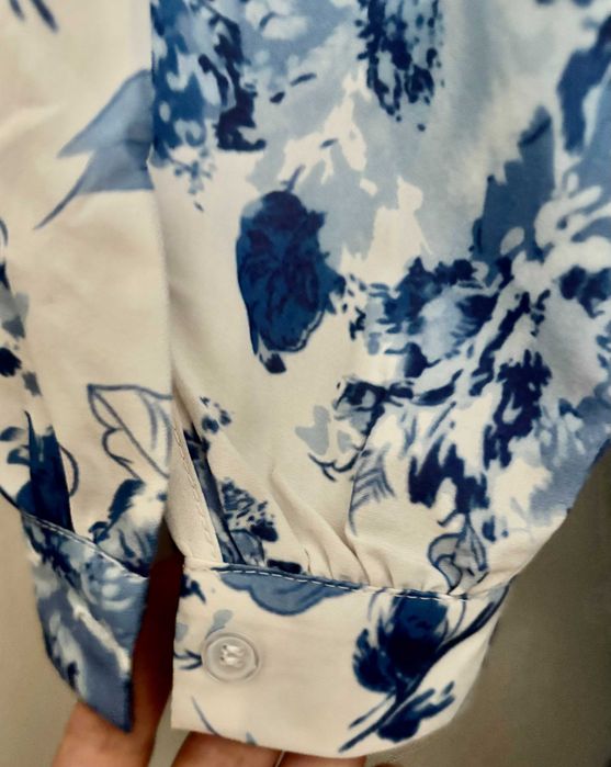 Przepieka sukienka mini w kwiaty niebieskie z dekoltem