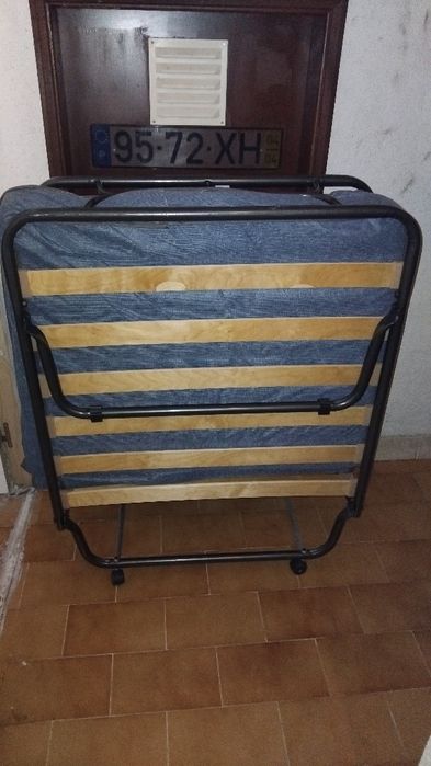 Cama dobravel para visitas em bom estado 50€,Mesa de cozinha dobravel 40€