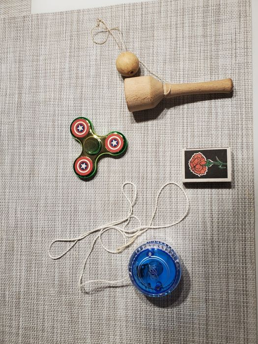 Мелочевка- свечи для торта, игрушки, бабочки, украшения, крючек