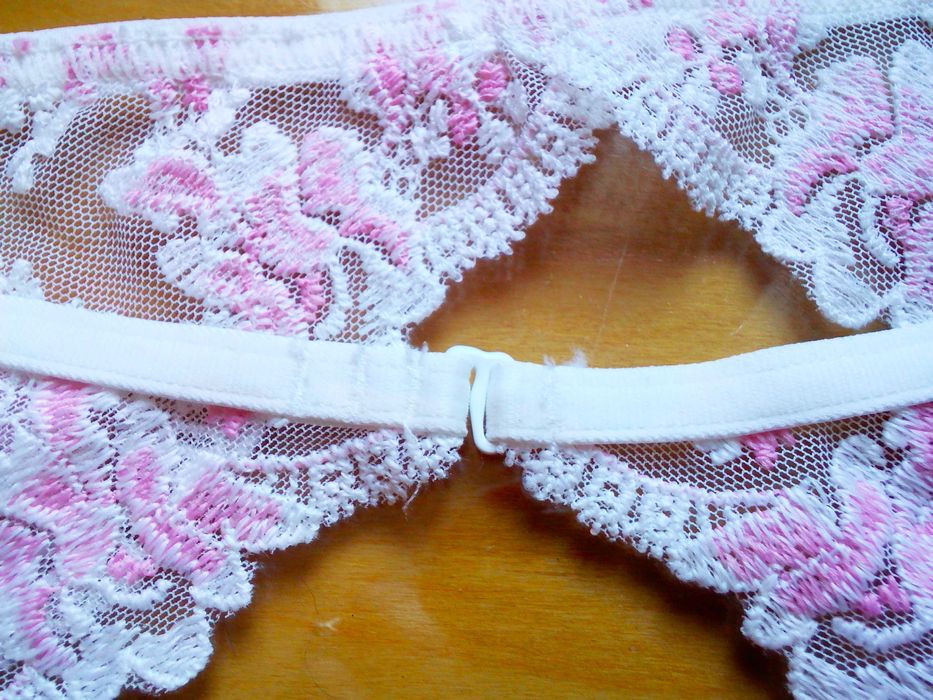 Pas do pończoch, koronkowy biało-różowy, obwód 72-90 cm