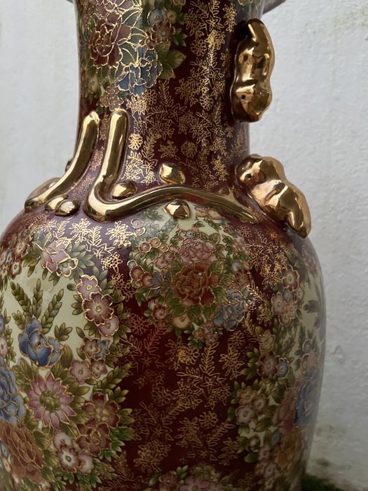 Jarrão antigo com detalhes dourados