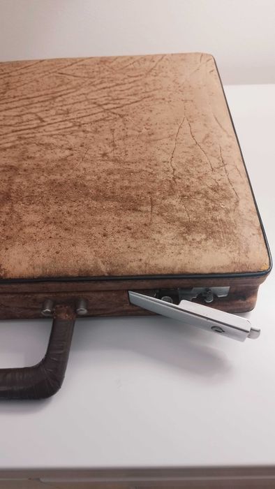 Mala executivo muito antiga - para decoração ou mesmo arrumação