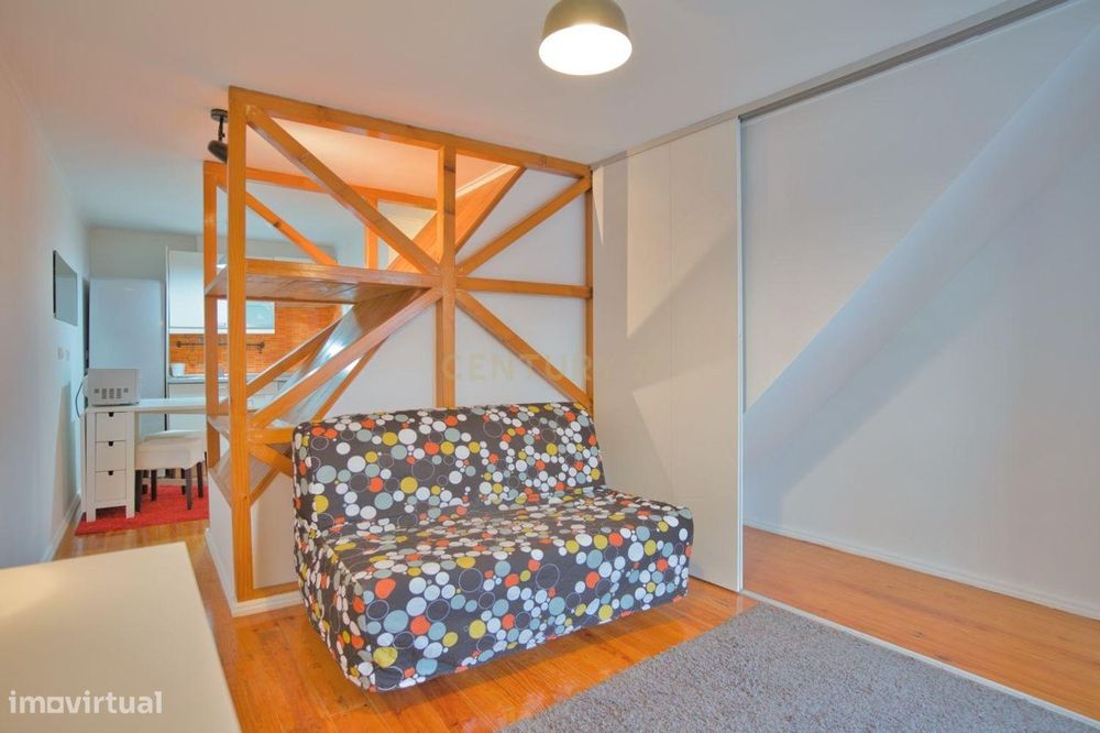 Apartamento T0 com charme e localização premium ao lado de Santa Apoló