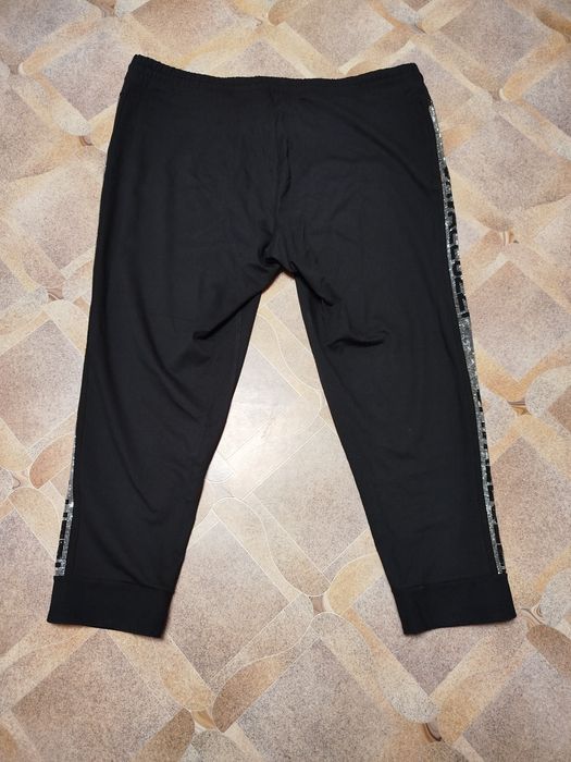 Брюки с  блестящими лампасами