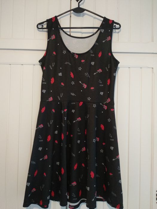 Czarna sukienka w rockowym stylu