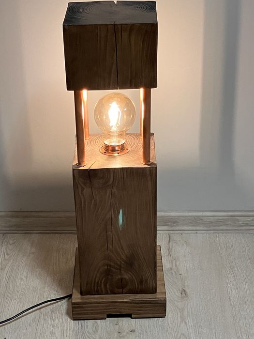 Lampa  z drewna stojąca