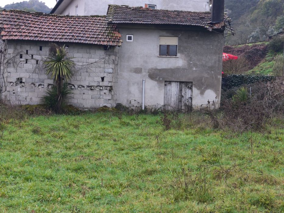 Terreno com construções