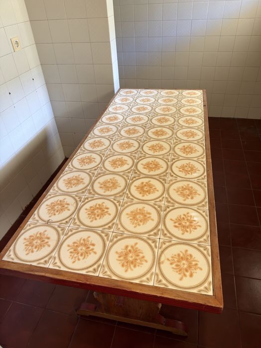 Mesa rústica com tampo de azulejo