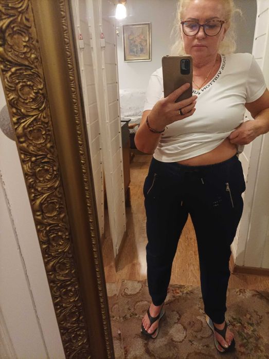 Spodnie damskie jeansowe  o sportowym kroju.