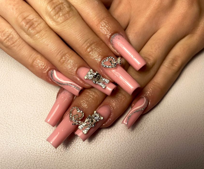 Szkolenia z paznokci od podstaw oraz inne- praktyki po kursie.