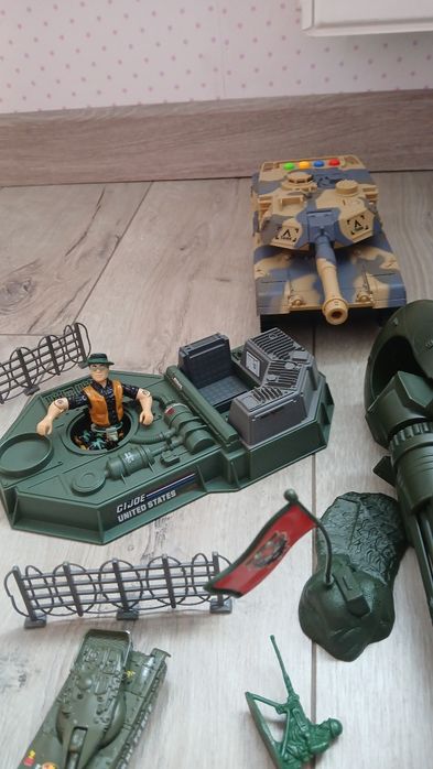 військові авто hasbro та звичайні