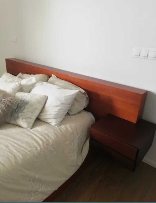 Cama casal em madeira