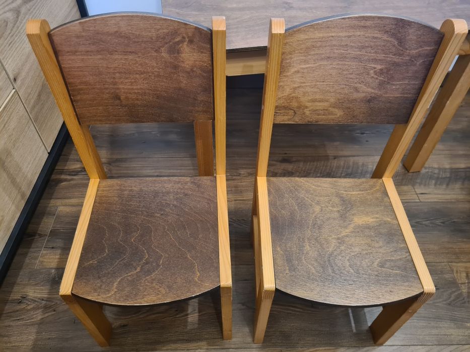 Stolik z krzesełkami dla dzieci