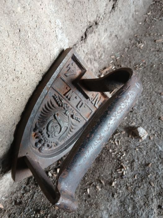 Ferro de engomar antigo
