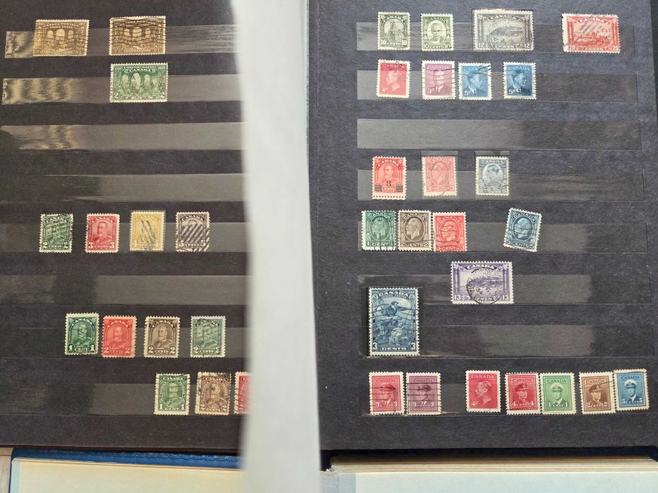 4 klasery ze znaczkami pocztowymi