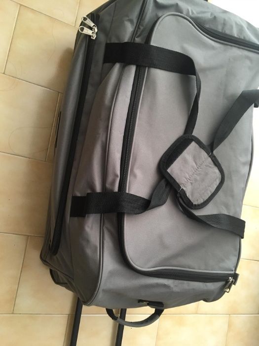 Mala de Viagem Cinzenta com Rodas