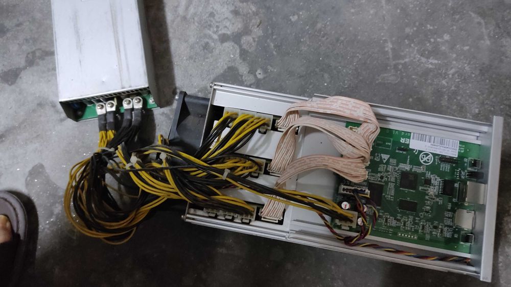 Mineradora AntMiner s9k