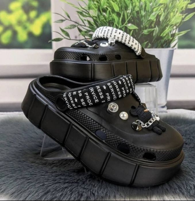 Чорні шльопанці від crocs розміром 40 (25.5 см устілка). Нові.