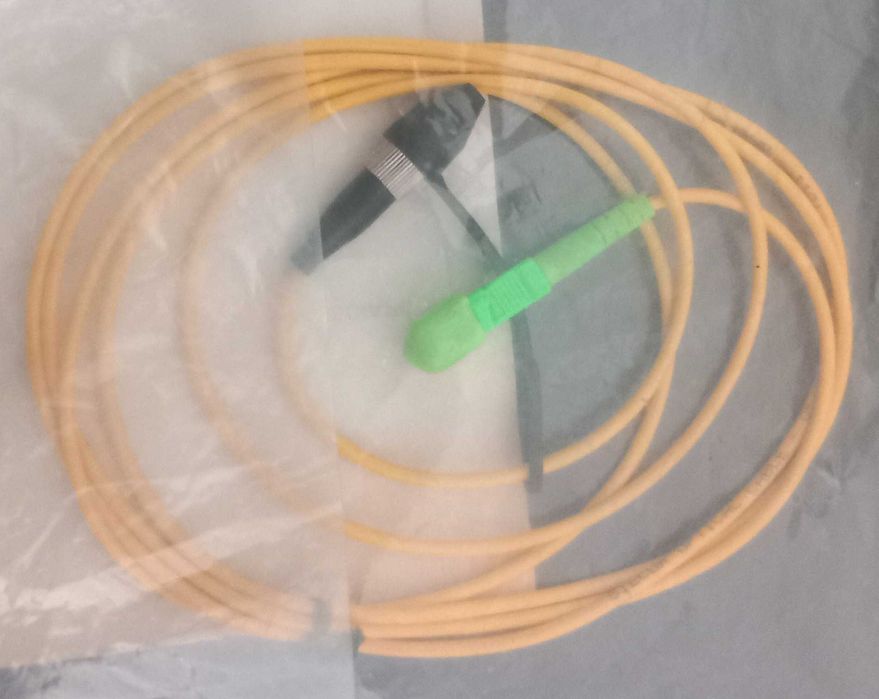 Diversos cabos de fibra óptica novos e embalados