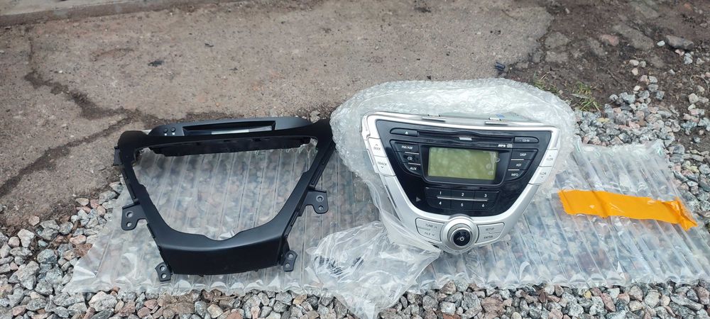 Продам магнитолу з рамкою на Hyundai Elantra md 2012.