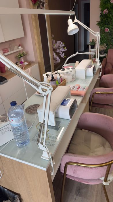 Mesa de manicure para 2 profissionais