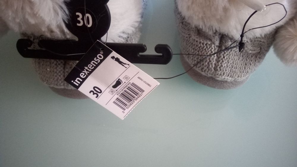 Pantufas novas de criança
