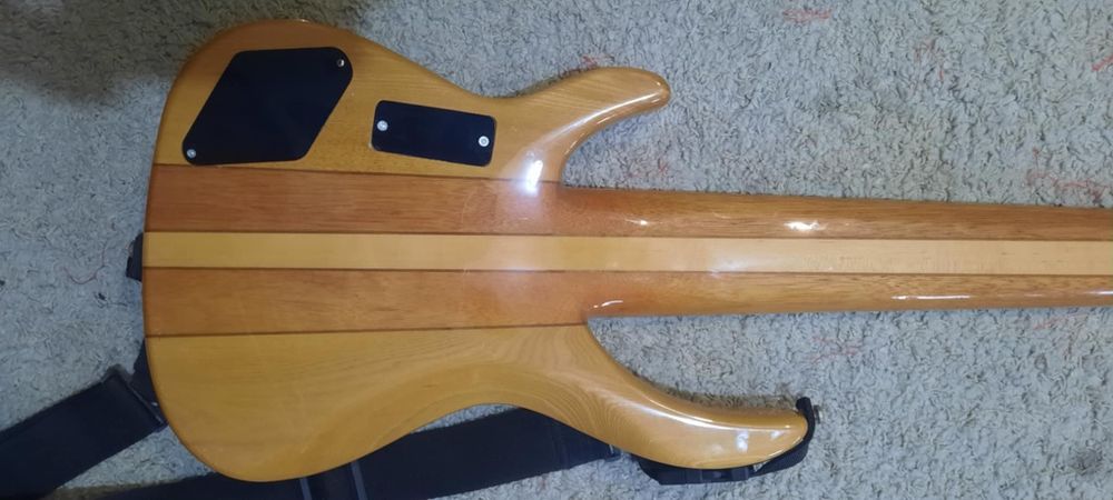 Baixo tagima de 6cordas