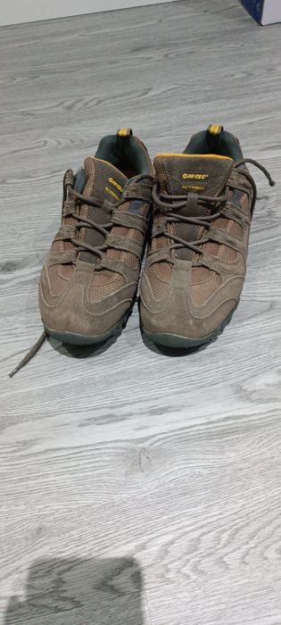 Tennis Hi tec praticamente novos.