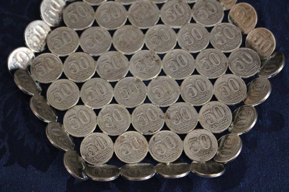 Despeja bolsos feito com antigos centavos brasileiras
