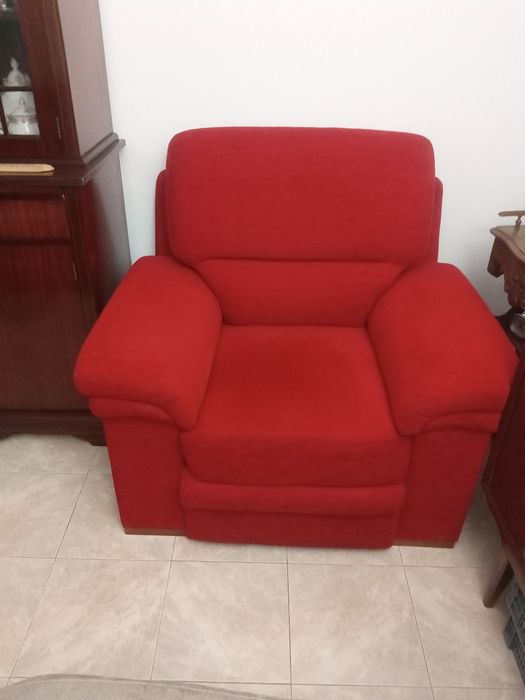 Dois sofás vermelhos forrados a tecido , foram feitos por encomenda pouco uso