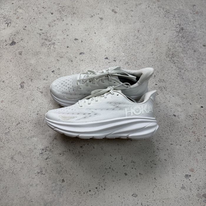 Оригінальні кросівки для бігу Hoka Clifton 9 у білому кольорі