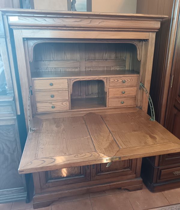 Móvel com escrivaninha em carvalho