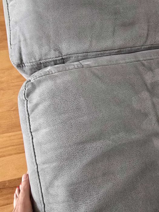 Sofá com chaise longue e assentos extensíveis.