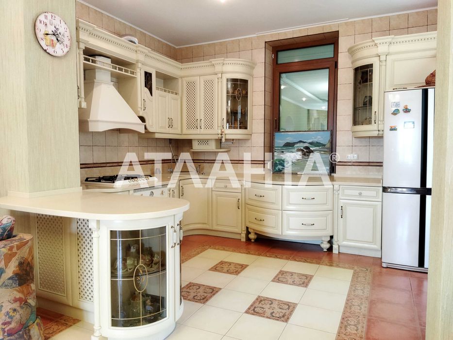 Будинок з басейном біля моря на 7 сотках