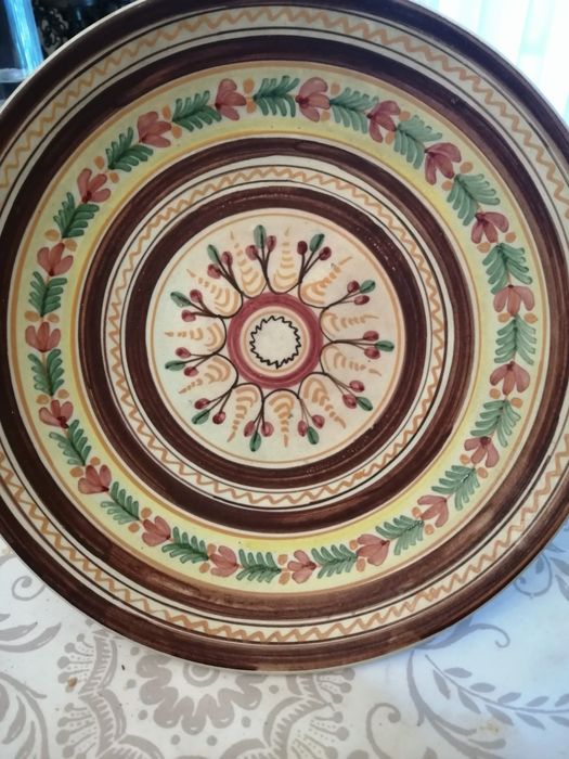 Prato de cerâmica espanhola, pintado à mão.