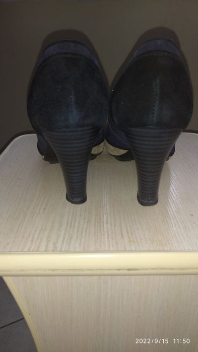 Продам замшевые фирменные туфли